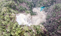 Depremde düşen kaya, gölet oluşturdu