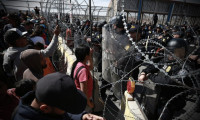 Yüzlerce göçmen ABD sınırına akın etti!