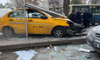 Ankara'da feci kaza: Taksi durağa daldı!
