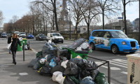 Paris'te grevdeki çöp toplayıcılar zorla çalıştırılıyor