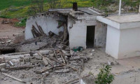 Kilis'te depremde hasar gören tek katlı yapı çöktü!