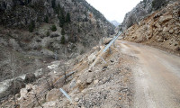Dağdan kopan kayalar yolları da tahrip etti