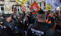Paris'te halk sokağa indi: 243 kişi gözaltında