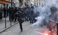 Fransa'da hükümet geri adım atmıyor