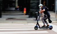 Fransa'da elektrikli scooter kullanma yaşı yükseltildi