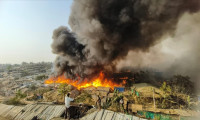 Mülteci kampında çıkan yangında 12 bin kişi yerinden oldu