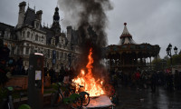 Tartışmalı emeklilik reformun onayının ardından Fransa sokakları savaş alanına döndü