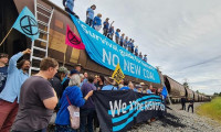 İklim aktivisti onlarca kişi kömür taşıyan treni bastı