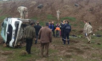 Bitlis'te minibüs şarampole devrildi: Yaralılar var