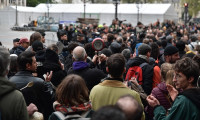 Fransa'da kaos sürüyor... Reform karşıtları garları bastı