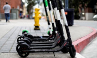 Paris, kiralık e-scooter’ları yasakladı