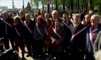 Fransa'da emeklilik reformu krizi: Milletvekilleri Elysee Sarayı'na yürüdü