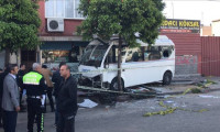 Adana'da dolmuş durakta bekleyenlere çarptı! 1 ölü