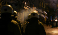 Atina'da polise maskeli saldırdı