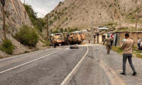Hakkari- Van yolunda askeri araç devrildi