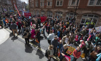 Londra'da binlerce öğretmen Başbakanlığa yürüdü