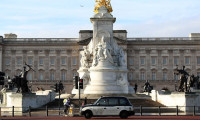 Buckingham Sarayı önünde panik anları