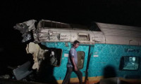 Hindistan'da tren kazası: 30 ölü