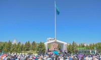 Kazakistan, en büyük bayrağını göndere çekti