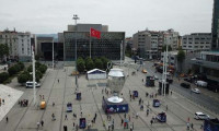 Taksim Meydanı’naki Şampiyonlar Ligi Kupası ilgi çekti