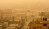 İran'da kum fırtınası: Uçak seferleri aksadı