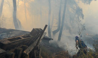 İtfaiye ekibi, Rodos Adası'ndaki yangında mahsur kaldı
