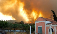 Rodos'taki orman yangını yerleşim birimlerine ulaştı
