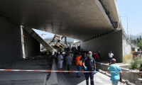 Yunanistan'da onarım çalışması yapılan köprü çöktü