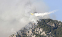 Kemer'deki yangına 10 uçak, 27 helikopter müdahale ediyor