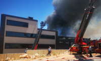 Alevlerde fabrika çatısı çöktü, 10 işçi hastanede