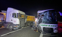 Anadolu Otoyolu'nda tır ile yolcu otobüsü çarpıştı: Yaralılar var