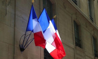 Fransız Bakan, öğretmenin ölümünden siyasi çıkar sağlamakla suçlanıyor