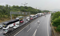İstanbul yolunda TIR devrildi: Kilometrelerce kuyruk oluştu