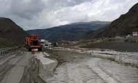 Çamurla kaplandı! Erzincan-Sivas kara yolu ulaşıma kapandı