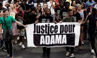 Fransa’da kardeşi jandarma aracında ölen siyahi genç, kendisini darbeden polisten şikayetçi olacak
