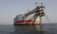 Kızıldeniz'i tehdit eden petrol tankeri 8 yıl sonra boşaltıldı