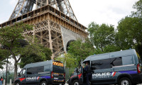 Paris'te korku dolu anlar! Eyfel Kulesi'nde bomba alarmı