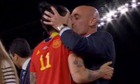 Rubiales'in Hermoso'yu öpmesi İspanya'yı sarstı