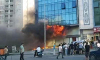 Sultangazi'de 5 katlı iş merkezinde yangın söndürüldü