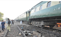 Pakistan'da tren raydan çıktı: 30 ölü, 90 yaralı