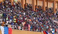 ECOWAS'ın müdahalesine saatler kala stadyumu doldurdular