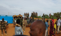 Nijer polisi her araçta Fransız büyükelçiyi arıyor
