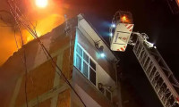 Kağıthane'de 7 katlı binanın çatısında yangın çıktı