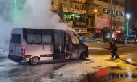 Diyarbakır’da yolcu taşıyan minibüs seyir halindeyken yandı 