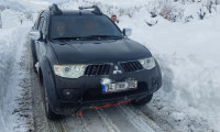 Siirt'te kar nedeniyle mahsur kalanları ekipler kurtardı