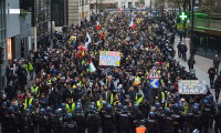 Fransa'da binlerce kişi tartışmalı yasa için sokağa indi