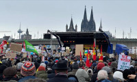 Köln'de 50 bin kişi aşırı sağı protesto etti