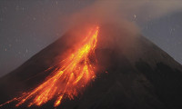 Endonezya'da yanardağ patladı: Diğer yanardağlar da faaliyete geçti