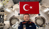 Alper Gezeravcı'dan ISS’de Türk bayraklı paylaşım