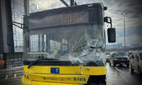 Küçükçekmece'de İETT otobüsünün karıştığı kazada 2 kişi yaralandı!